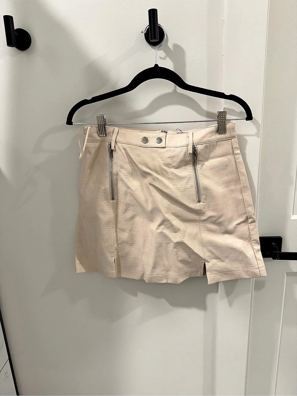 Express High Waist Crocodile Texture Shorts in White Size Small Like New